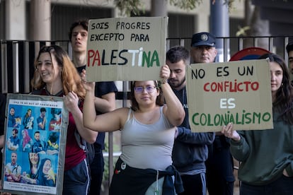 Varios estudiantes protestan contra la guerra en Gaza en la facultad de Filosofía y Ciencias de la Educación de la Universitat de València, este jueves.