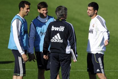 Mourinho, junto a Alonso, Albiol y Arbeloa