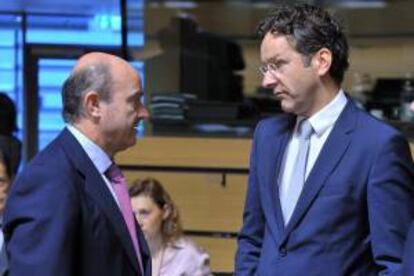 El ministro de Economía y Competitividad español, Luis de Guindos (i), conversa con el presidente del Eurogrupo, el ministro de Finanzas holandés Jeroen Dijsselbloem, antes del comienzo de la reunión de ministros de Economía y Finanzas de la Unión Europea, el Ecofin, en Luxemburgo.