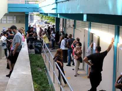 Colas para votar en la Academia San José, en Guaynabo (Puerto Rico).