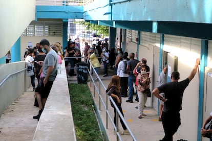 Colas para votar en la Academia San José, en Guaynabo (Puerto Rico).