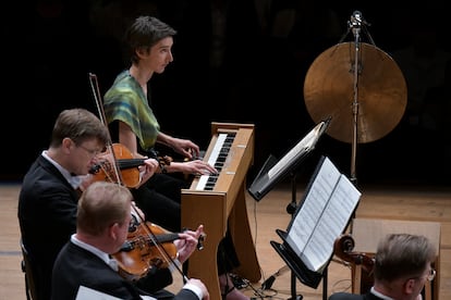 Cécile Lartigau, solista de las ondas Martenot, durante la interpretación de la 'Sinfonía Turangalîla' el pasado martes en el Festival de Lucerna.