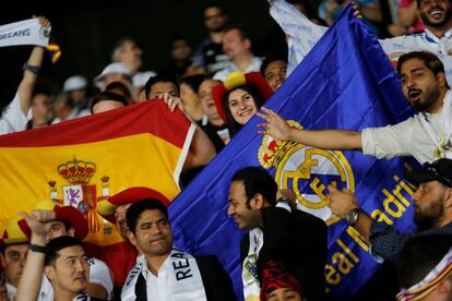 Seguidores del Real Madrid animan al equipo blanco durante el calentamiento.