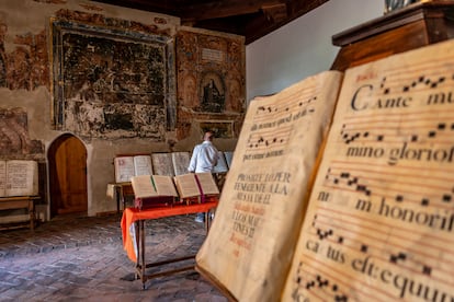 Sala con cantorales del monasterio de San Antonio el Real, en Segovia.