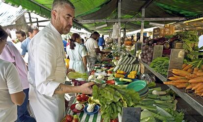 El chef brasileño Alex Atala, 
uno de los puntales de la vanguardia gastronómica latinoamericana, 
en un mercado de São Paulo.