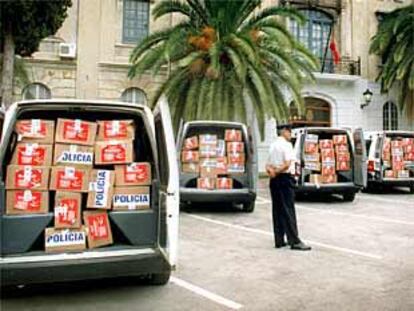 Furgonetas de la Policía Nacional cargadas con la droga incautada el lunes en Valencia.