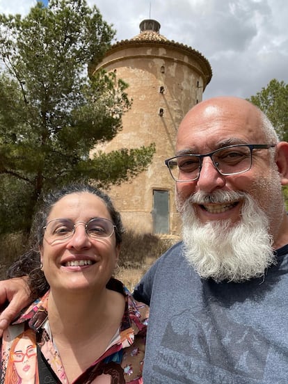 Irma Basarte ve José Benito Ruiz, 'İspanya'nın Eşsiz Güvercinlikleri' kitabının yazarları, Sax'ta (Alicante) bir güvercinliğin yanında.