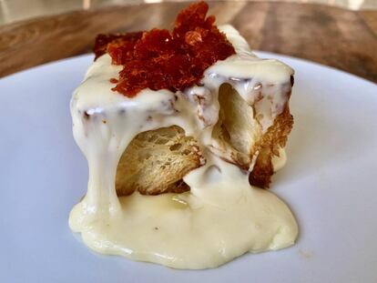 Brioche hojaldrado tostado en la sartén con queso crema y sobrasada.