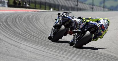 Rossi, detrás de Lorenzo, durante las primeras vueltas de la carrera.