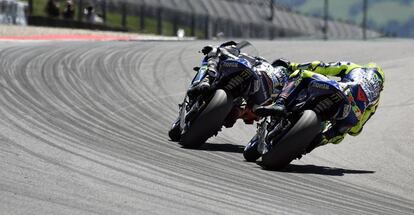 Rossi, detr&aacute;s de Lorenzo, durante las primeras vueltas de la carrera.