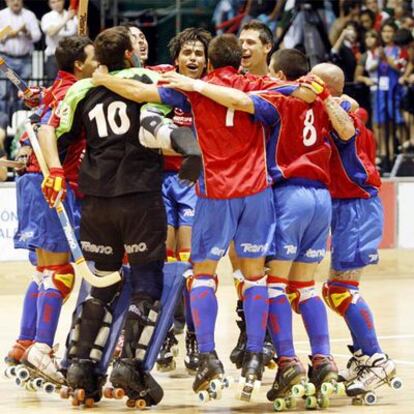 Los jugadores españoles se abrazan tras el partido.