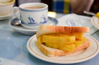'Chip butty', sándwich de patatas fritas.