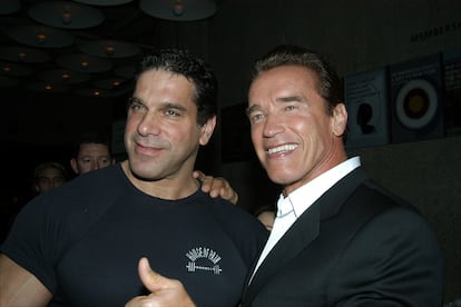 Lou Ferrigno con Arnold Schwarzenegger, el hombre al que arrebató el papel de Hulk. 