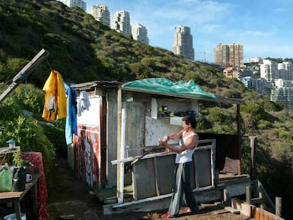 O chileno Marco Henrique, de 40 anos, conserta o barraco onde vive há 15 anos, num morro de Viña del Mar