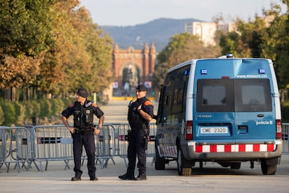 Agentes de los mossos d'Esquadra montan guardia en el paseo de Lluís Companys de Barcelona, este jueves.