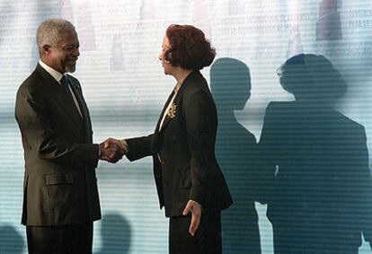 Kofi Annan y Ana Palacio conversan y se saludan en un momento de la conferencia, ayer en Madrid