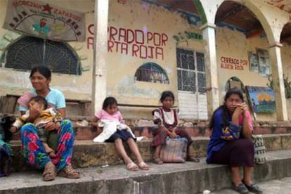 Mujeres indígenas con sus hijos en un pueblo en Chiapas.