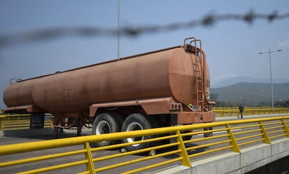 Vista del contenedor que bloquea el paso en el puente. Mientras en Caracas Guaidó mantiene la presión para forzar la entrada de ayuda humanitaria, este puente se ha convertido en el más reciente foco de atención para tomarle el pulso al desafío abierto contra Maduro.