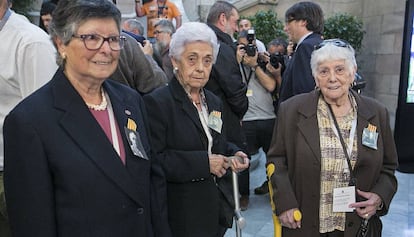 De izquierda a derecha, Valentina Dom&egrave;nech, Flor&egrave;ncia Marco y Joana Gin&eacute;, en el Parlament.