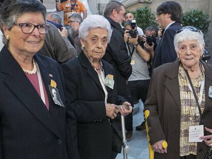 D'esquerra a dreta, Valentina Domènech, Florència Marco i Joana Giné, al Parlament.