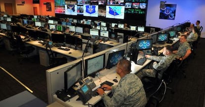 Personal del centro de operaciones de la Unidad de Comando Cibernético estadounidense, en la base de San Antonio, Tejas.