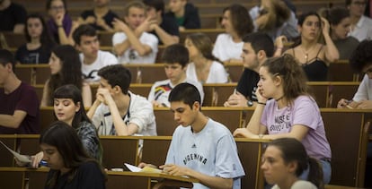 Estudiantes en una aula de la Universidad de Barcelona.