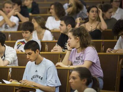 Estudiantes en una aula de la Universidad de Barcelona.