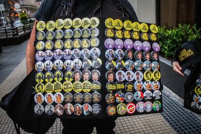 Un vendedor callejero con chapas de Javier Milei, candidato de La Libertad Avanza, en Buenos Aires el 22 de octubre pasado.