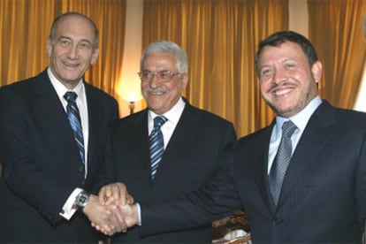 Ehud Olmert y Abu Mazen, durante un encuentro informal en Jordania el pasado mes de junio.