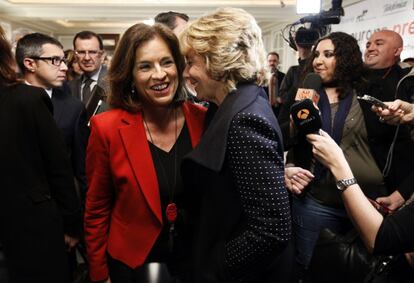 Botella y la presidenta del PP madrileño, Esperanza Aguirre, se besan durante un acto en un hotel de la capital, 12 de febrero de 2013.