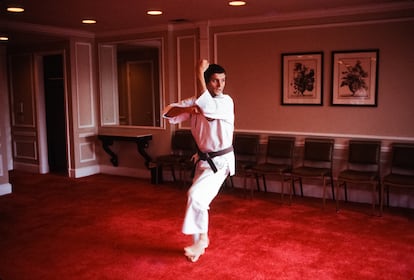 Carl Palmer, de la banda de rock progresivo Emerson, Lake & Palmer, practica kárate en un hotel durante su gira de 1978.