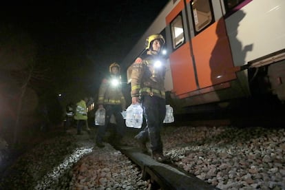 Bomberos trabajan en el lugar del accidente ferroviario, en Castellgalí (Barcelona) el 9 de febrero de 2019.