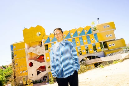 Andrés Jaque frente a su Colegio Reggio.