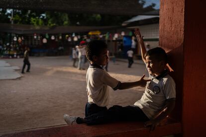 Niños juegan en una escuela en Paraguachón (La Guajira), en noviembre de 2023.