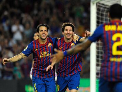 Cesc y Messi se disponen a celebrar el primer gol del Barça con Alves.