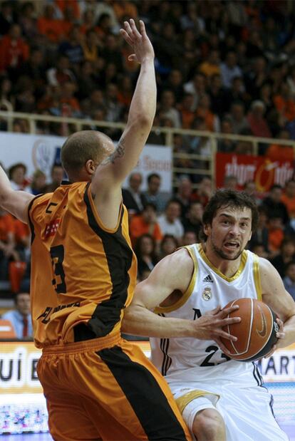 Sergio Llul entra a canasta en el partido ante el Fuenlabrada.