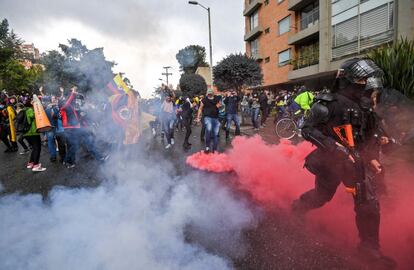 Manifestantes chocan con la policía antidisturbios durante una protesta contra un proyecto de reforma tributaria frente a la casa del presidente colombiano Iván Duque en Bogotá el 1 de mayo de 2021.