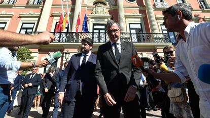 El presidente de Murcia, Fernando López Miras (izquierda), y el alcalde de su capital, José Ballesta, el martes tras guardar un minuto de silencio en memoria de los fallecidos en el incendio de las discotecas.