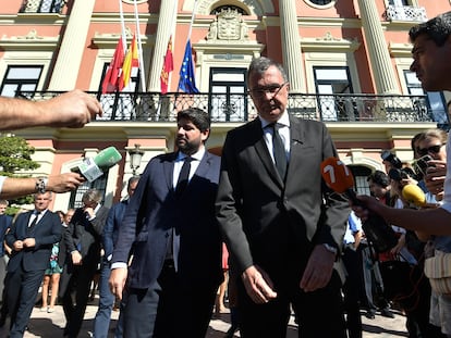 El presidente de Murcia, Fernando López Miras (izquierda), y el alcalde de su capital, José Ballesta, el martes tras guardar un minuto de silencio en memoria de los fallecidos en el incendio de las discotecas.