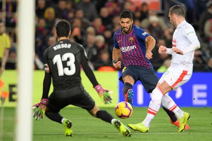 Luis Suárez marca el tercer gol.