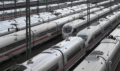 Trenes parados en las vías en Múnich durante la huelga ferroviaria del pasado mes de abril, que coincidió con la del personal de tierra de los aeropuertos y paralizó el transporte en Alemania.