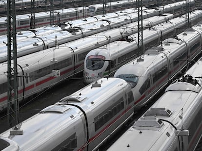 Trenes parados en las vías en Múnich durante la huelga ferroviaria del pasado mes de abril, que coincidió con la del personal de tierra de los aeropuertos y paralizó el transporte en Alemania.
