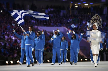 Empieza los desfiles de los deportistas. Grecia, con el abanderado de esquí de fondo y una delegación con 13 participantes.