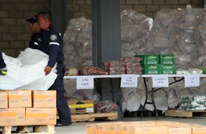 Las autoridades organizan el cargamento con la ayuda humanitaria para Venezuela este viernes.