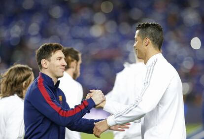 Lionel Messi estrecha la mano a Cristiano Ronaldo antes del partido.