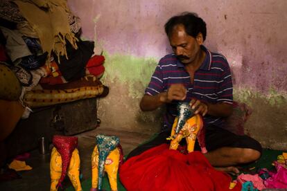 Jagdish, de 50 años, se mudó a Delhi con su familia desde Rajastán cuando aún era un bebé. Construye las marionetas con las que luego actúa en fiestas privadas.