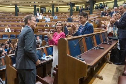 Alberto Núñez Feijóo es aplaudido a su llegada al Congreso, este miércoles.