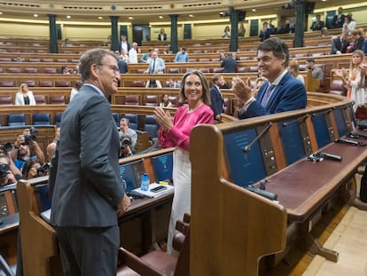 Núñez Feijóo, aplaudido por los diputados del PP el miércoles en la segunda jornada de su debate de investidura.