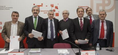 De izquierda a derecha, Luis Andrés Ferreiro, Andrés Ayala, Juan A. Santamera, Igancio Marinas, Juan Luis Gordo, Antonio Papell y José Javier Díez Roncero.