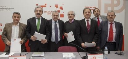 De izquierda a derecha, Luis Andr&eacute;s Ferreiro, Andr&eacute;s Ayala, Juan A. Santamera, Igancio Marinas, Juan Luis Gordo, Antonio Papell y Jos&eacute; Javier D&iacute;ez Roncero.